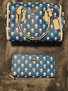 Coach EUC Badlands Blue and White Floral Crossbody Set With Matching Wallet